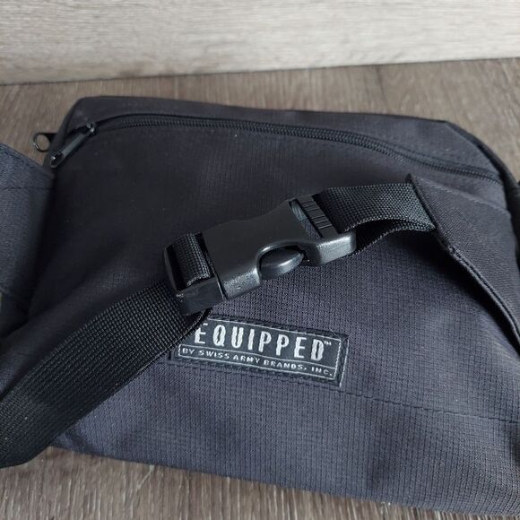 Swiss Army Equipped Black Fanny Pack Waist Bag - Picture 4 of 9
